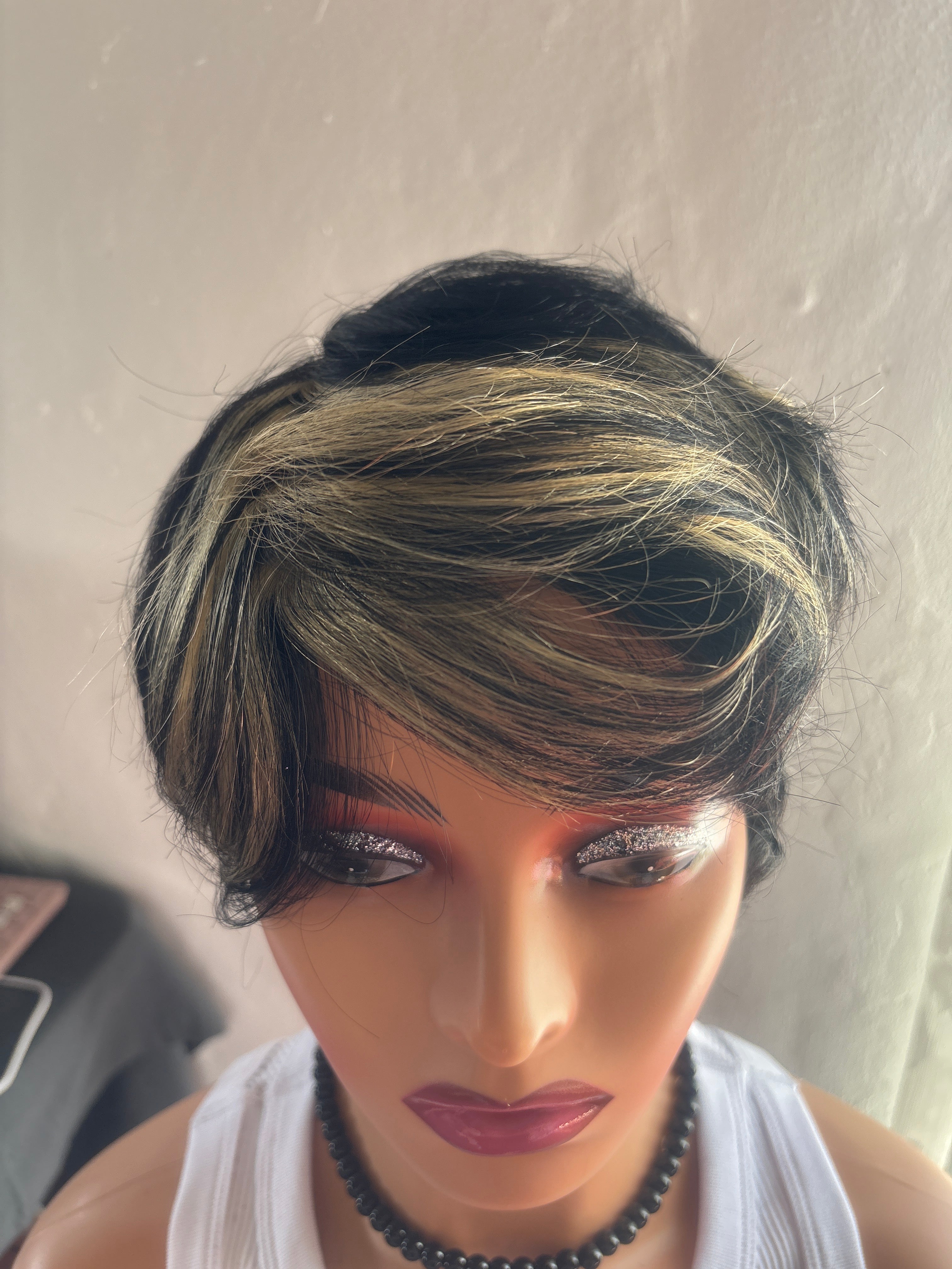 Short Glueless Human Hair Wig with Highlights – Natural Style