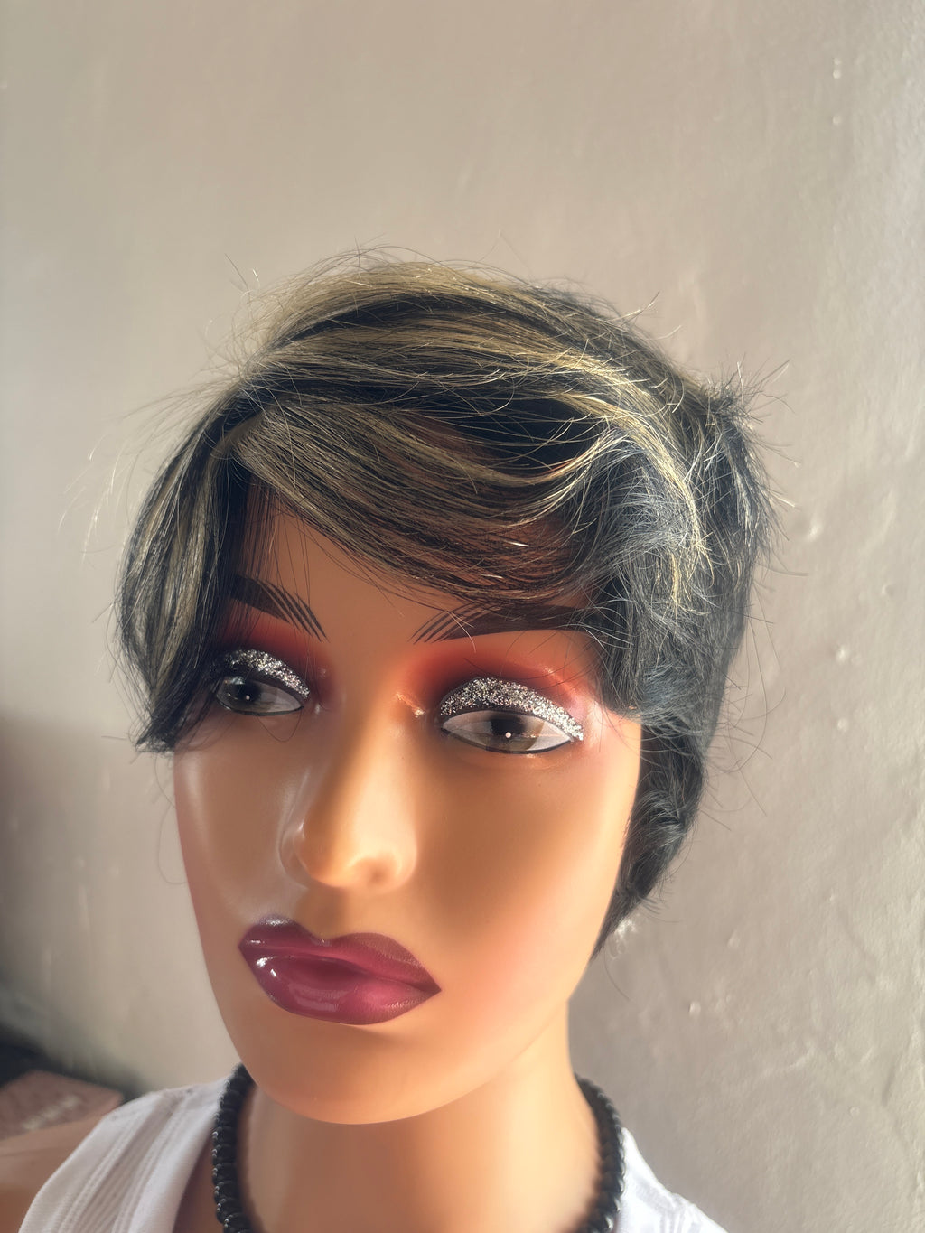 Short Glueless Human Hair Wig with Highlights – Natural Style