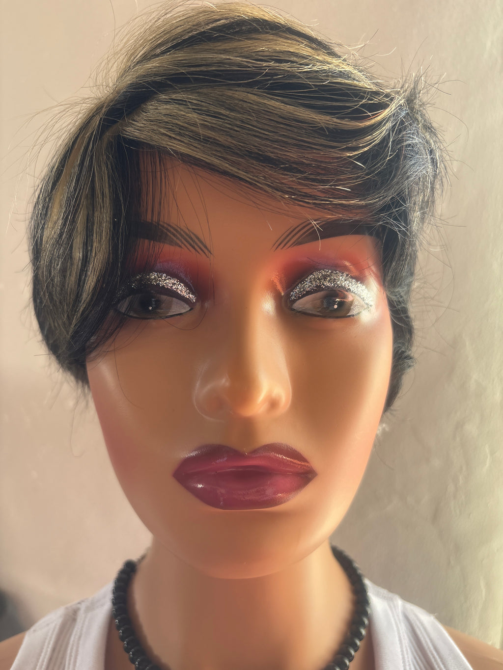 Short Glueless Human Hair Wig with Highlights – Natural Style