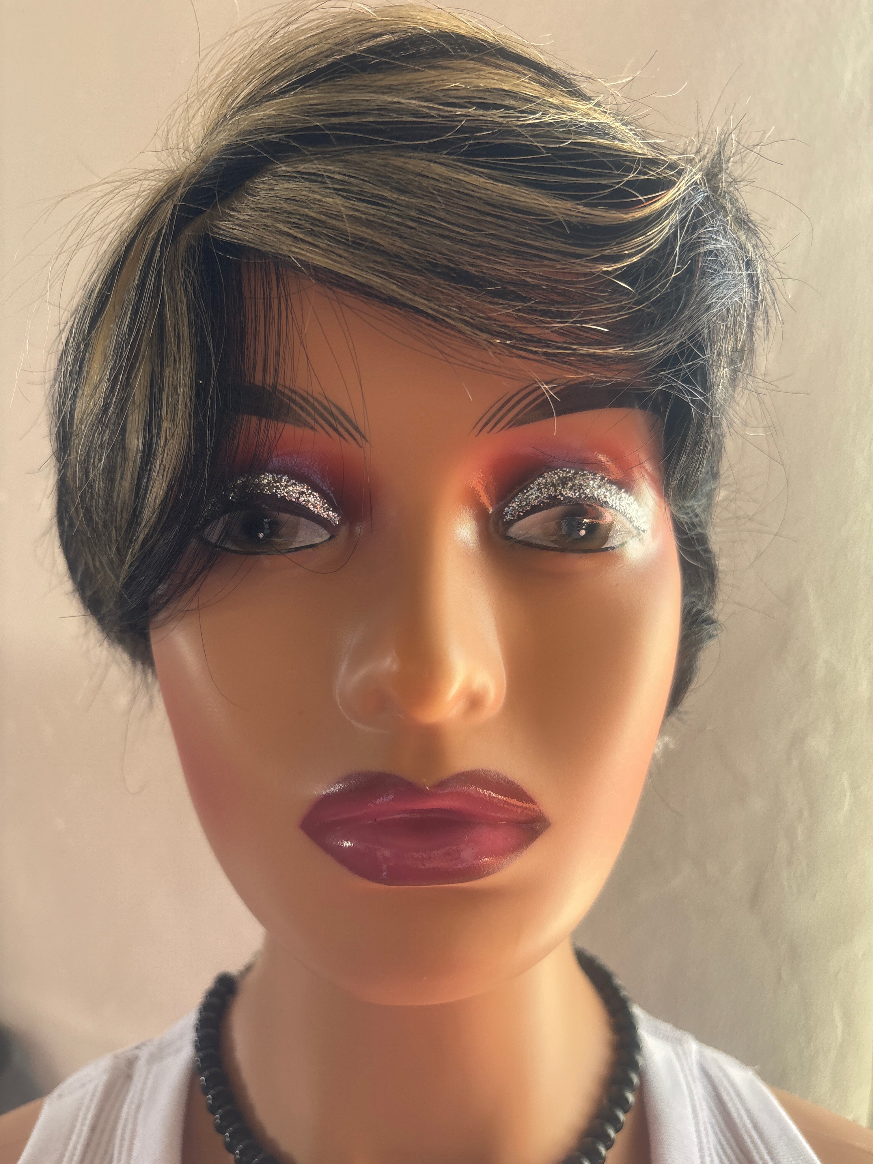 Short Glueless Human Hair Wig with Highlights – Natural Style